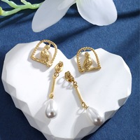 Vente en gros usine Collier et boucles d'oreilles clous rétro hypoallergéniques, motif cage à oiseaux torsadée, perle goutte d'eau, finition or brillant