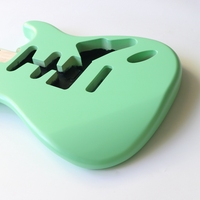 Corps de guitare en bois d'aulne finition nitro satinée HSS ST 45 mm d'épaisseur durable vert surf pour kits de guitare SSH