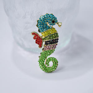Sevimli renkli kristal deniz atı broş Rhinestone takı altın Metal hayvan yaka <span class=keywords><strong>Pin</strong></span> giyim dekorasyon broş için - Product Image 1
