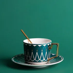 2021 yüksek kaliteli seramik kahve süt çay fincanları seti lüks altın çıkartması tasarım 220ML 7.5oz kafeler için mağaza ve hediyeler mağazaları