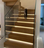 Rampe en verre ultra-minimaliste, escalier flottant, marches en chêne massif, design à fixation dissimulée pour un intérieur de luxe léger