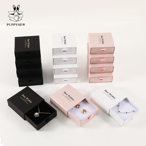 กล่องใส่เครื่องประดับแบบเลื่อนขนาด 9*9 ซม. ยี่ห้อ PUPPYSEW กล่องกระดาษแข็งใส่สร้อยคอแบบมีลิ้นชักพร้อมโลโก้ กล่องใส่ต่างหูพร้อมโลโก้ - Product Image 1