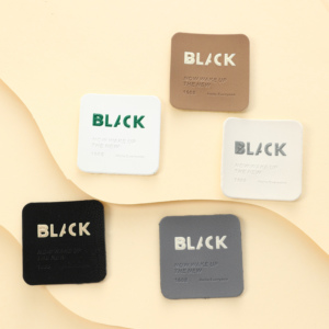 カスタムレザーエンボス加工パッチ、衣類の襟に縫い付けるシャツタグ、PUラベル、エンボス加工/メタルレザーラベルパッチ（衣類用） - Product Image 3