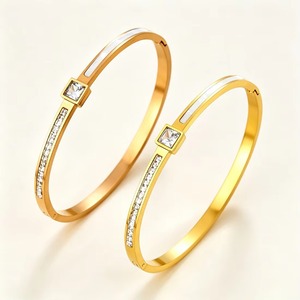 Bracelet manchette en acier inoxydable avec nacre et zircon carré pour femme – Bijou de luxe inaltérable, idéal pour offrir - Product Image 1