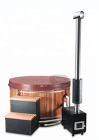 Bain à remous rond de luxe en cèdre rouge massif avec poêle à bois, bain de spa extérieur écologique en bois avec échelle en bois