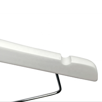 Cintre de robe de mariée personnalisé en bois blanc de haute qualité cintres blancs en bois personnalisés pour boutique cintre en bois massif