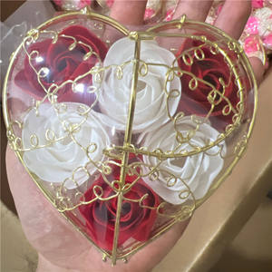 Confezione Regalo di Fiori di Sapone Eterni all'Ingrosso per la Festa della Mamma, San Valentino, Set con Rose a Cuore in Cesto di Ferro - Product Image 6