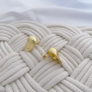 Grazioso orecchino in ottone Design cavo Au750 colore oro piatto orecchino per donna delicata in ottone gioielli regalo all'ingrosso
