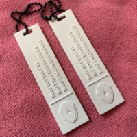 Étiquette suspendue en caoutchouc silicone vert recyclé avec lettres en relief, étiquette de sac en PVC durable faite à la main avec chaîne métallique