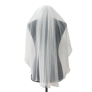 Voile de mariée en tulle ivoire fait main longueur du bout des doigts avec embellissement en strass pour les mariages et les fêtes de poule - Product Image 1