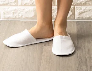Zapatillas desechables lavables con logo personalizado, color blanco, para hotel o spa