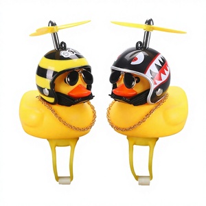 Nouvelles décorations de tableau de bord en forme de canard en caoutchouc jaune, avec cloche, hélice, <span class=keywords><strong>casque</strong></span>, bandage et chaîne dorée - Product Image 2