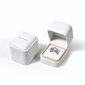 Portagioie in pelle <span class=keywords><strong>di</strong></span> lusso all'ingrosso <span class=keywords><strong>di</strong></span> alta qualità Vintage anello <span class=keywords><strong>di</strong></span> nozze Set Organizer bianco per viaggi piccolo modello quadrato - Product Image 2