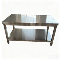 Table de préparation alimentaire en acier inoxydable à pieds carrés de 50 pouces, idéale pour une utilisation commerciale dans les établissements de restauration.