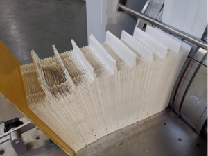 Máquina de Fazer Sacos de Papel para Frutas Controlada por PLC de Alta Velocidade com Motor e Motorização para Sacos em V - Product Image 3