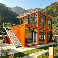 Maisonnette contemporaine à deux étages, villa, maison de vacances, maison conteneur amovible pour hôtel de villégiature ou logement d'invités dans un jardin.