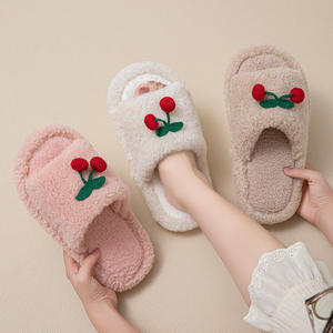 Nouveauté 2025 : Chaussons chauds et fourrés, couleur cerise - Chaussons en peluche pour femmes, chaussons en coton à bout ouvert couleur cerise - Product Image 2
