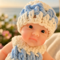 6 Zoll große, vollständig aus Silikon gefertigte Reborn-Babypuppe, wach, mit offenem Augenblick, blau-weißem Häkelstrampler und Mütze, Neugeborenenpuppe für Rollenspiele