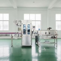Machine d'étiquetage automatique GUBEK pour manchons rétractables de bouteilles, adaptée à divers types de bouteilles