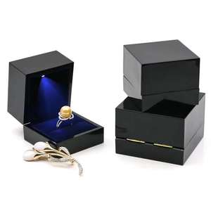 Caja de Joyería Negra Lacada Personalizable con Bandeja Interior de Terciopelo, Estuche de Almacenamiento de Joyas con Luz, Estuche de Anillos de Lujo de Alta Gama - Product Image 3