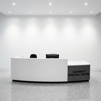 Comptoir de réception en surface solide de haute qualité, en forme de L, blanc et gris, résistant aux rayures, avec logo pour immeuble de bureaux