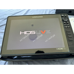 เครื่องวัดความลึก Lowrance HDS 12 Gen 3 พร้อมฝาครอบกันแดดและขาตั้ง 2000 สำหรับใช้งานกลางแจ้ง ผ่านการทดสอบแล้วและใช้งานได้ - Product Image 1