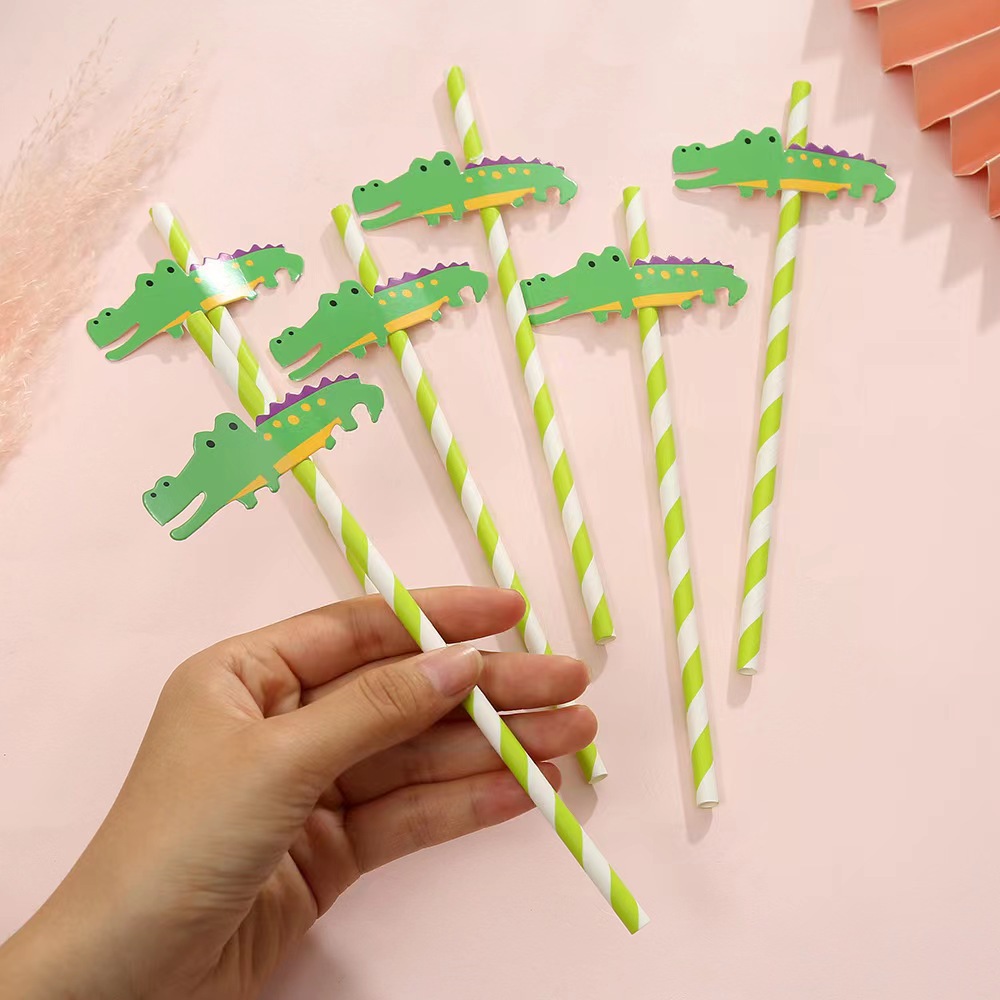 Pajita de papel a rayas verdes con diseño de cocodrilo.