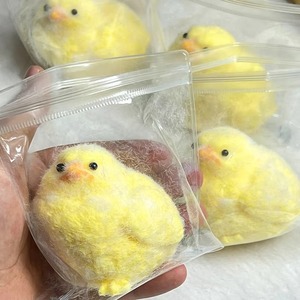 ของเล่นบีบสควิชชี่รูปไก่ขนฟูสีเหลืองขนาด 8 ซม. สุดฮิต ของเล่นฟิดเจ็ต ของขวัญสำหรับเด็กและผู้ใหญ่ ช่วยเพิ่มความสุข - Product Image 1
