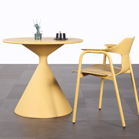 Table de patio extérieure moderne et créative, imperméable et résistante au soleil, avec construction en fer et en PP, pour balcon, café, boutique, bar