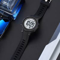 Montres SKMEI 2458 en gros, montres de sport numériques électroniques à double fuseau horaire, chronographe en silicone, étanches 50M, montres-bracelets pour hommes