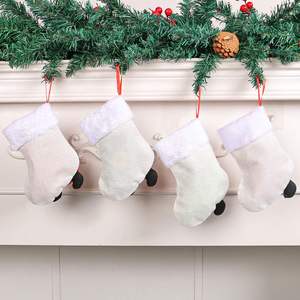 Chaussettes de Noël en tissu très vendues, garniture en peluche douce, détails de personnages de dessins animés, cordons rouges à suspendre, décoration pour arbre de Noël 0-24 - Product Image 2