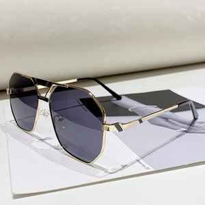 Gafas de Sol Unisex de Metal Dorado con Protección UV400, Montura Hueca, Estilo Europeo Americano - Product Image 1