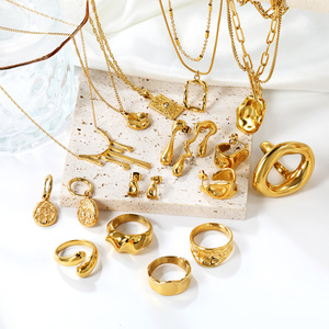 <span class=keywords><strong>Bague</strong></span> Gravée Personnalisable Minimaliste en <span class=keywords><strong>Acier</strong></span> Inoxydable Bijou Sur Mesure Vente en Gros Mode Plaqué Or 18K Étanche - Product Image 2