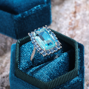 Anello da Donna F664 con Topazio Taglio Smeraldo, Cristalli e Strass, Gioiello Geometrico per Fidanzamento - Product Image 4