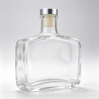 Bouteilles en verre en gros, bouteille en verre carrée plate transparente avec bouchon et capuchon argenté pour les boissons alcoolisées