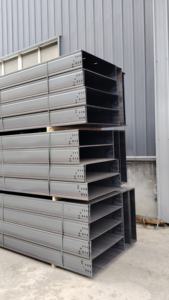 Système de support de chemin de câbles en treillis métallique galvanisé industriel avec attaches perforées pour la gestion des câbles et la pose de câbles - Product Image 3