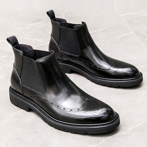 Bottes mi-mollet pour hommes, style rétro classique, en PU à semelle épaisse, avec décorations gravées, pour l'automne et l'hiver - Product Image 2