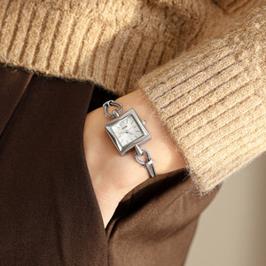 นาฬิกาข้อมือผู้หญิงสไตล์วินเทจ เรียบง่ายและสง่างาม ดีไซน์เฉพาะตัวแบบอินเทรนด์ - Product Image 4