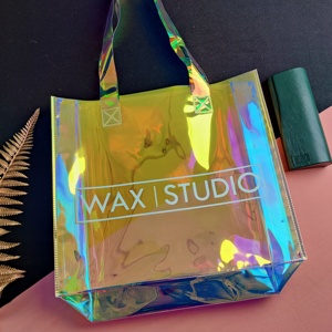 Bolso de mano de regalo de PVC transparente de plástico con logotipo personalizado, holograma, mango láser de PU con borde, bolso fuerte para mujer - Product Image 1