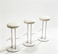 Tabouret de bar commercial moderne et léger en cuir avec assise en bois, base en métal à poteau unique et repose-pieds, hauteur comptoir pour cuisine