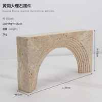 Ornement en travertin naturel de haute qualité avec arche superposée et design à rainures verticales, objet décoratif en marbre