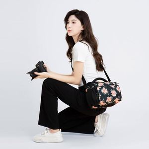 Muestra gratuita de bolso bandolera para cámara, 2 en 1 como bolso de hombro para cámara o mochila pequeña para cámara con cremallera impermeable para viajes - Product Image 2