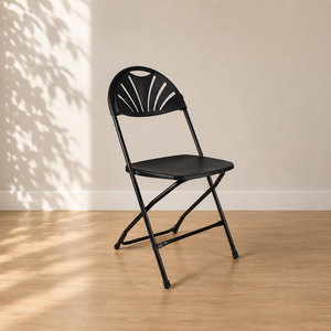 Chaise pliante classique moderne noire en plastique, légère et durable, avec dossier ventilé, idéale pour événements professionnels, usage décontracté, écoles et parcs - Product Image 1