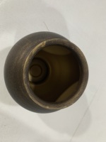 Vase en fer bronze vieilli de style vintage, silhouette organique arrondie pour la décoration intérieure bohème et rustique