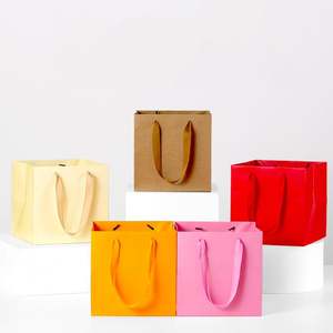 Sac en papier kraft d'emballage carré, sac de magasinage pour magasin de vêtements, sac cadeau en papier, sac en papier personnalisé avec logo - Product Image 3