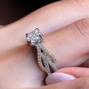 Anello da Donna Bicolore con Pietra Taglio Quadrato Scintillante Stile Pavé, Gioiello da Dito alla Moda - Product Image 2