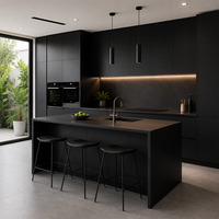 Ensemble complet d'armoires de cuisine personnalisées, armoire de rangement moderne modulaire avec îlot central, plan de travail en pierre frittée et évier