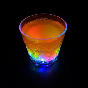 Tùy chỉnh 220ml/420ml LED nhấp nháy Whiskey Glass Tumbler ánh sáng lên nhựa Đảng uống cup - Product Image 2