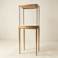 Vitrine d'exposition carrée haut de gamme sur piédestal pour musée, présentoir à bijoux en verre, support en acier inoxydable doré pour diamants, tour de présentation de montres