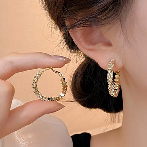 Boucles d'oreilles créoles métalliques pour femmes, style européen, nouvelle collection, motif géométrique, en alliage tendance, cuivre antique plaqué platine - Product Image 1